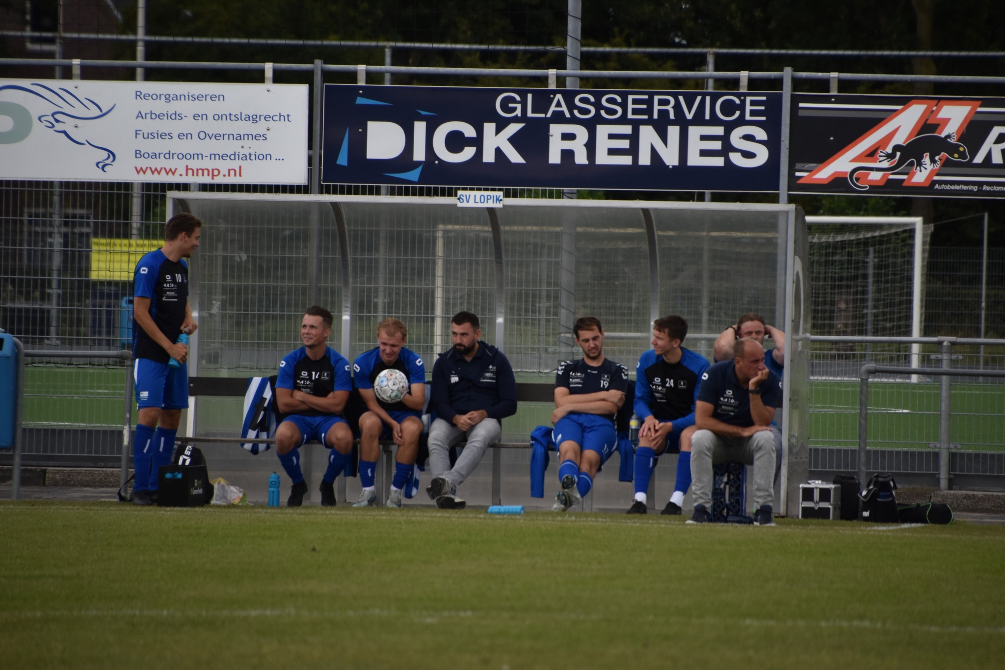 Dug-out en het veld alleen voor staf en spelers