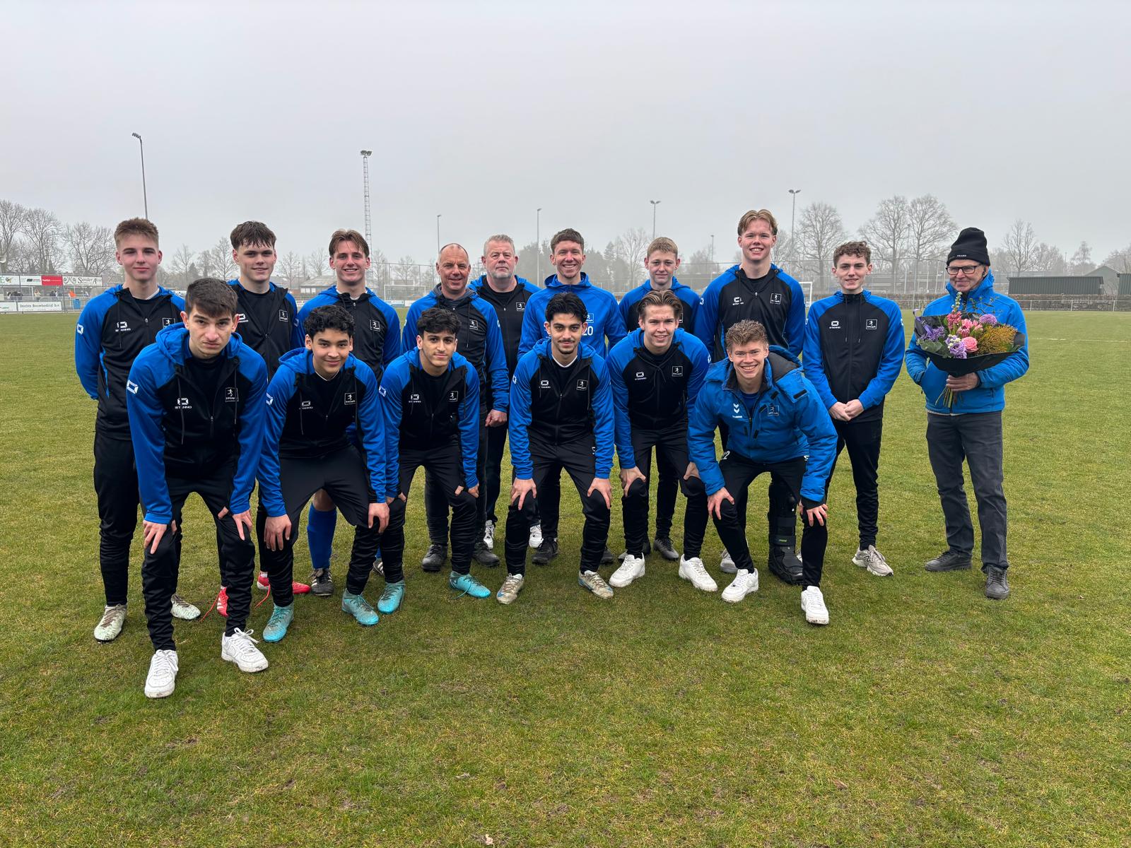 Owen Bouwservice sponsort JO19-1 met nieuwe trainingspakken en presentatiejacks
