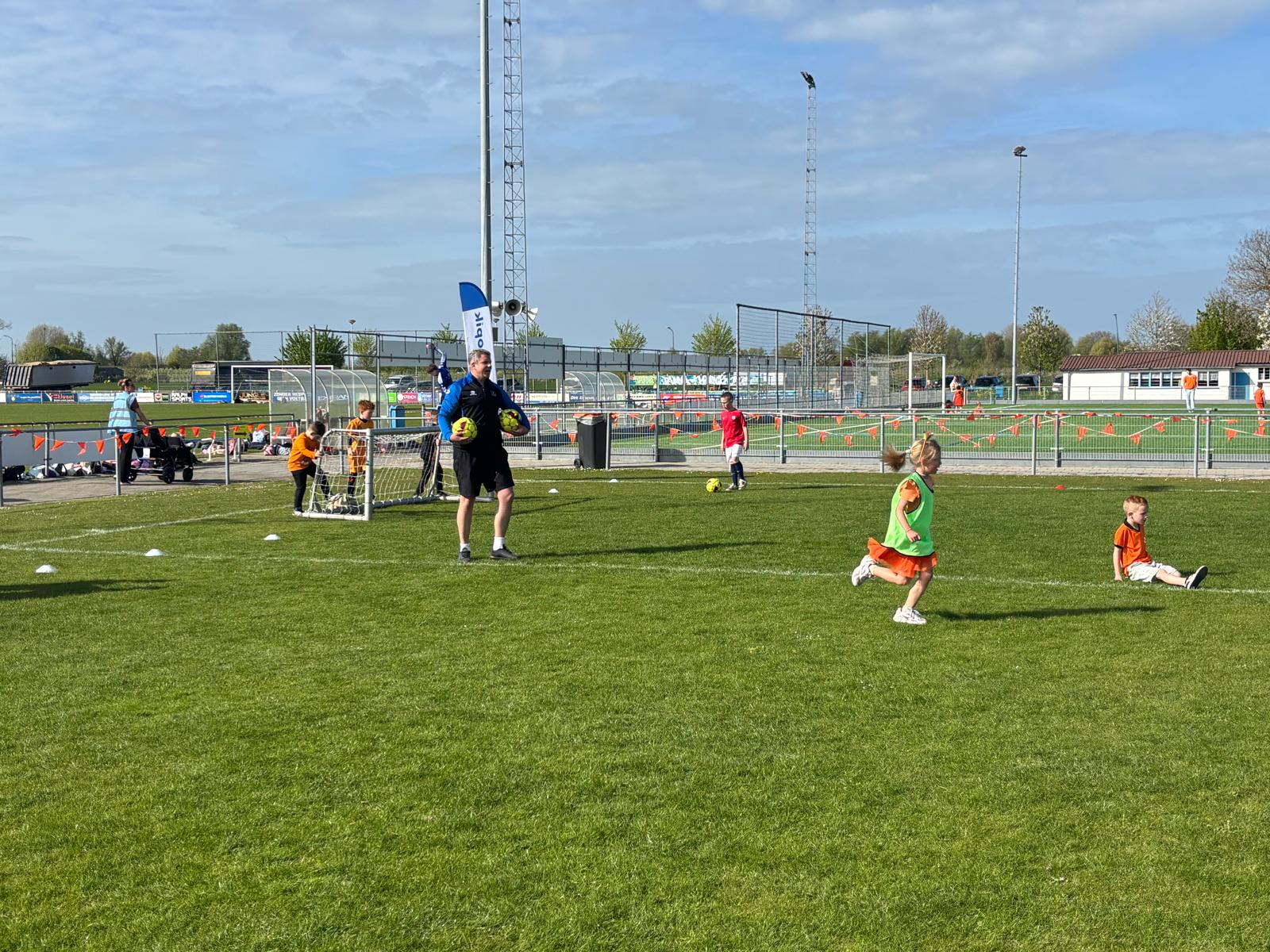Geslaagde voetbalclinic tijdens Koningsspelen bij S.V. Lopik